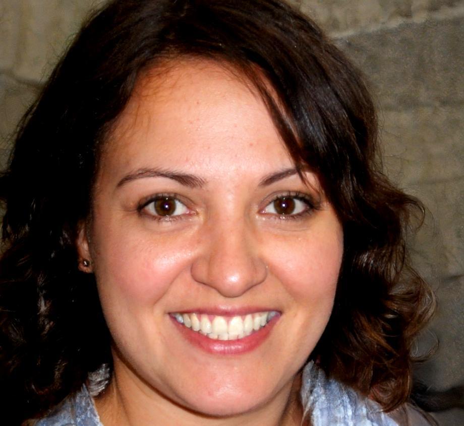 Portrait of Sienna Thornbury, financial educator specializing in remote learning